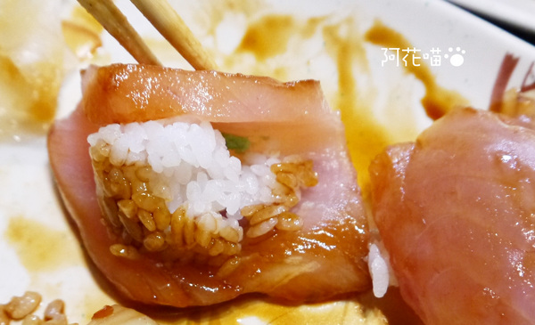 三味食堂日式料理：【西門│日式】老闆，你的生魚片到底為什麼會切這麼大塊？又大又厚鮭魚生魚片『三味食堂』