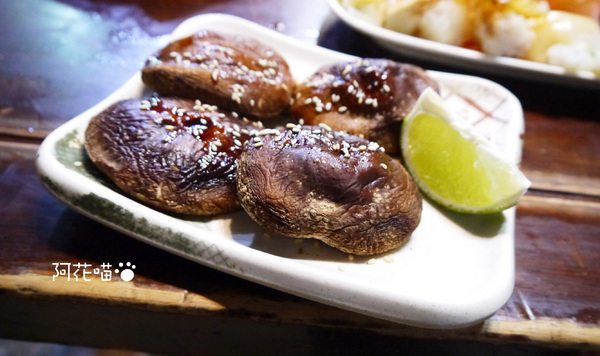 三味食堂日式料理：【西門│日式】老闆，你的生魚片到底為什麼會切這麼大塊？又大又厚鮭魚生魚片『三味食堂』