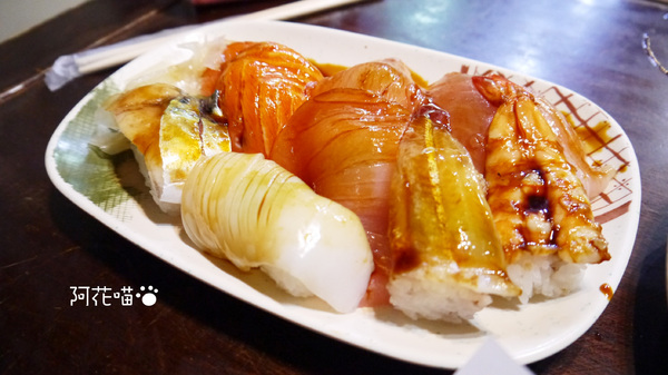 三味食堂日式料理：【西門│日式】老闆，你的生魚片到底為什麼會切這麼大塊？又大又厚鮭魚生魚片『三味食堂』