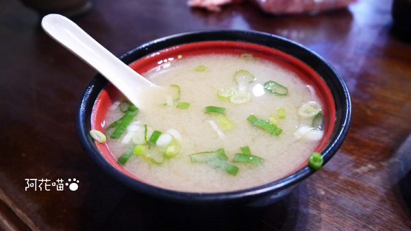 三味食堂日式料理：【西門│日式】老闆，你的生魚片到底為什麼會切這麼大塊？又大又厚鮭魚生魚片『三味食堂』
