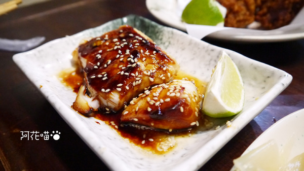 三味食堂日式料理：【西門│日式】老闆，你的生魚片到底為什麼會切這麼大塊？又大又厚鮭魚生魚片『三味食堂』