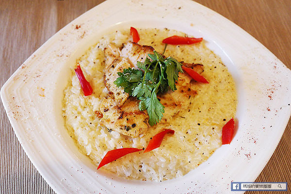 享食光餐酒館：◆新北淡水。捷運淡水站【享食光餐酒館】巨無霸戰斧牛排要你吃不完兜著走！淡水餐酒館。淡大周邊美食。淡江大學美食。平價義麵。燉飯