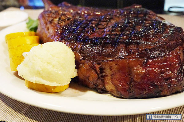 享食光餐酒館：◆新北淡水。捷運淡水站【享食光餐酒館】巨無霸戰斧牛排要你吃不完兜著走！淡水餐酒館。淡大周邊美食。淡江大學美食。平價義麵。燉飯