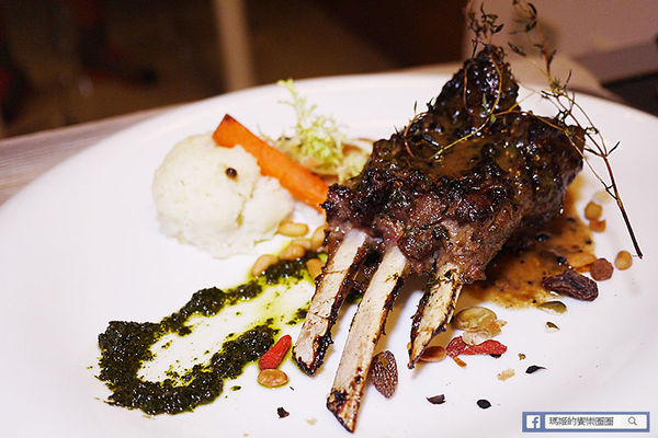 享食光餐酒館：◆新北淡水。捷運淡水站【享食光餐酒館】巨無霸戰斧牛排要你吃不完兜著走！淡水餐酒館。淡大周邊美食。淡江大學美食。平價義麵。燉飯