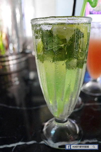 享食光餐酒館：◆新北淡水。捷運淡水站【享食光餐酒館】巨無霸戰斧牛排要你吃不完兜著走！淡水餐酒館。淡大周邊美食。淡江大學美食。平價義麵。燉飯