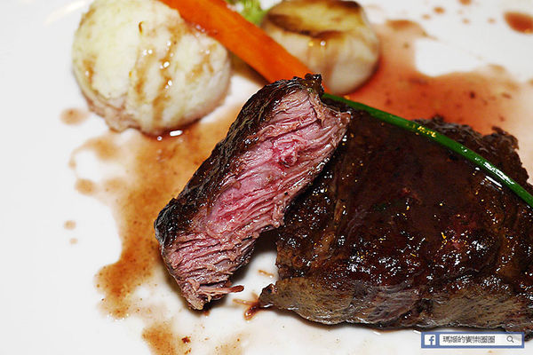 享食光餐酒館：◆新北淡水。捷運淡水站【享食光餐酒館】巨無霸戰斧牛排要你吃不完兜著走！淡水餐酒館。淡大周邊美食。淡江大學美食。平價義麵。燉飯