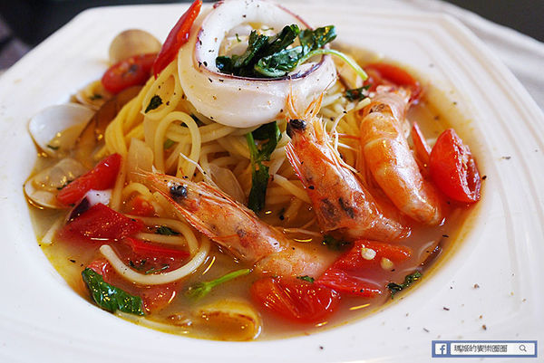 享食光餐酒館：◆新北淡水。捷運淡水站【享食光餐酒館】巨無霸戰斧牛排要你吃不完兜著走！淡水餐酒館。淡大周邊美食。淡江大學美食。平價義麵。燉飯