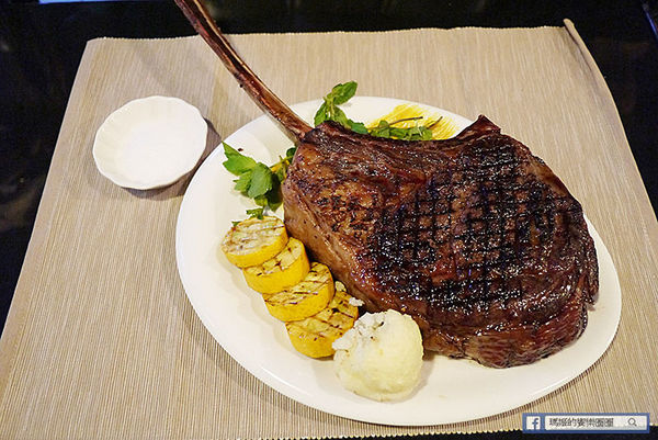 享食光餐酒館：◆新北淡水。捷運淡水站【享食光餐酒館】巨無霸戰斧牛排要你吃不完兜著走！淡水餐酒館。淡大周邊美食。淡江大學美食。平價義麵。燉飯