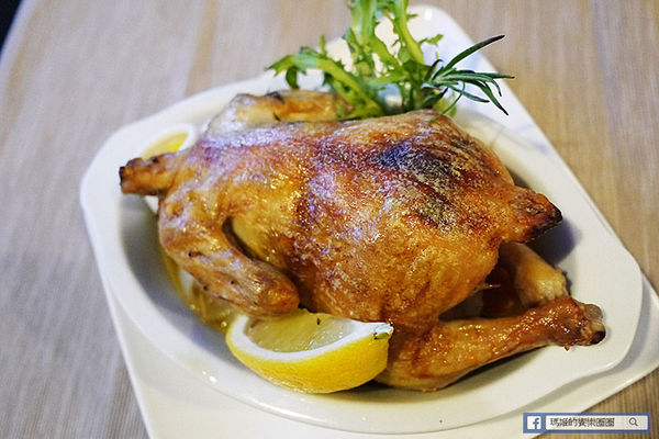 享食光餐酒館：◆新北淡水。捷運淡水站【享食光餐酒館】巨無霸戰斧牛排要你吃不完兜著走！淡水餐酒館。淡大周邊美食。淡江大學美食。平價義麵。燉飯