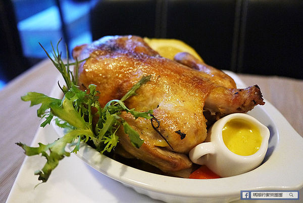 享食光餐酒館：◆新北淡水。捷運淡水站【享食光餐酒館】巨無霸戰斧牛排要你吃不完兜著走！淡水餐酒館。淡大周邊美食。淡江大學美食。平價義麵。燉飯