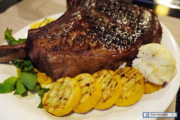 享食光餐酒館：◆新北淡水。捷運淡水站【享食光餐酒館】巨無霸戰斧牛排要你吃不完兜著走！淡水餐酒館。淡大周邊美食。淡江大學美食。平價義麵。燉飯