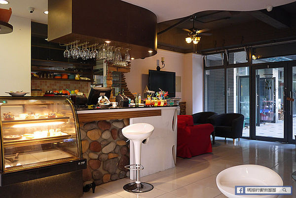 享食光餐酒館：◆新北淡水。捷運淡水站【享食光餐酒館】巨無霸戰斧牛排要你吃不完兜著走！淡水餐酒館。淡大周邊美食。淡江大學美食。平價義麵。燉飯