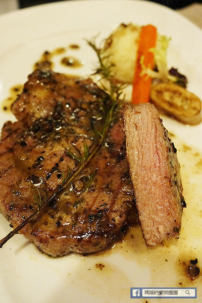 享食光餐酒館：◆新北淡水。捷運淡水站【享食光餐酒館】巨無霸戰斧牛排要你吃不完兜著走！淡水餐酒館。淡大周邊美食。淡江大學美食。平價義麵。燉飯