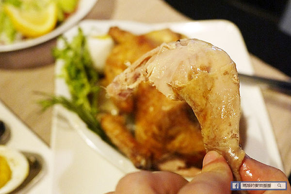 享食光餐酒館：◆新北淡水。捷運淡水站【享食光餐酒館】巨無霸戰斧牛排要你吃不完兜著走！淡水餐酒館。淡大周邊美食。淡江大學美食。平價義麵。燉飯