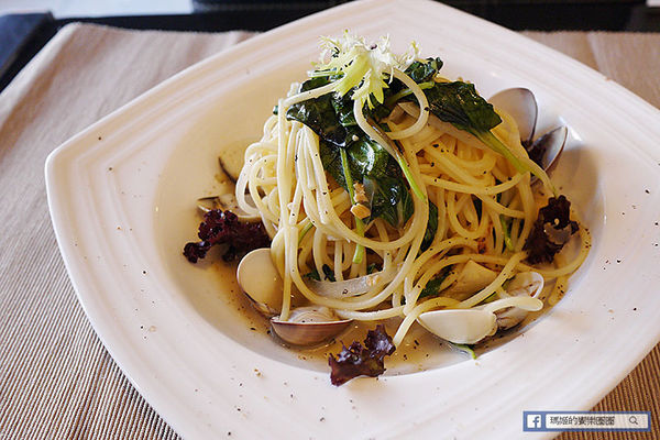 享食光餐酒館：◆新北淡水。捷運淡水站【享食光餐酒館】巨無霸戰斧牛排要你吃不完兜著走！淡水餐酒館。淡大周邊美食。淡江大學美食。平價義麵。燉飯