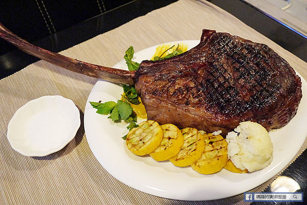 享食光餐酒館：◆新北淡水。捷運淡水站【享食光餐酒館】巨無霸戰斧牛排要你吃不完兜著走！淡水餐酒館。淡大周邊美食。淡江大學美食。平價義麵。燉飯