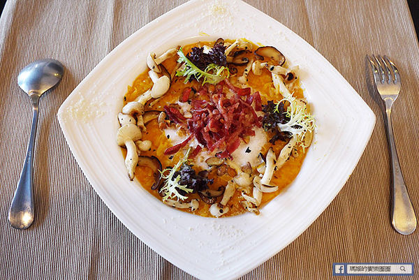 享食光餐酒館：◆新北淡水。捷運淡水站【享食光餐酒館】巨無霸戰斧牛排要你吃不完兜著走！淡水餐酒館。淡大周邊美食。淡江大學美食。平價義麵。燉飯