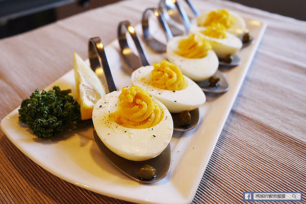 享食光餐酒館：◆新北淡水。捷運淡水站【享食光餐酒館】巨無霸戰斧牛排要你吃不完兜著走！淡水餐酒館。淡大周邊美食。淡江大學美食。平價義麵。燉飯