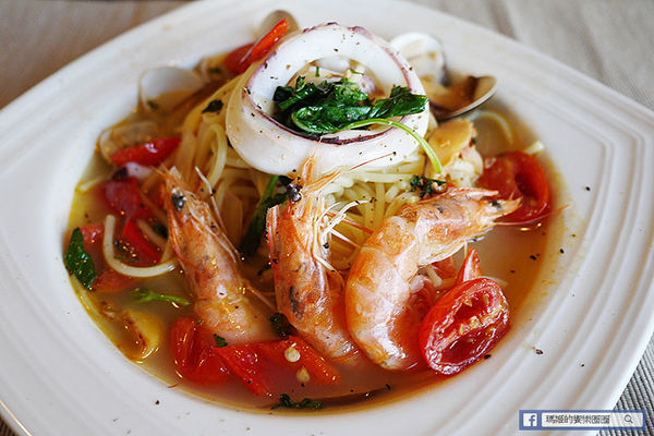 享食光餐酒館：◆新北淡水。捷運淡水站【享食光餐酒館】巨無霸戰斧牛排要你吃不完兜著走！淡水餐酒館。淡大周邊美食。淡江大學美食。平價義麵。燉飯