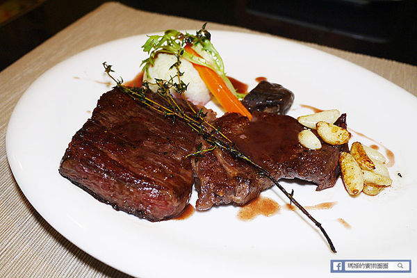 享食光餐酒館：◆新北淡水。捷運淡水站【享食光餐酒館】巨無霸戰斧牛排要你吃不完兜著走！淡水餐酒館。淡大周邊美食。淡江大學美食。平價義麵。燉飯