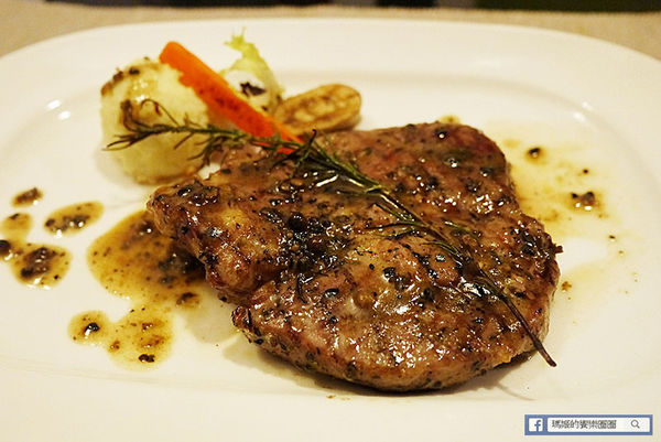 享食光餐酒館：◆新北淡水。捷運淡水站【享食光餐酒館】巨無霸戰斧牛排要你吃不完兜著走！淡水餐酒館。淡大周邊美食。淡江大學美食。平價義麵。燉飯