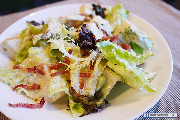 享食光餐酒館：◆新北淡水。捷運淡水站【享食光餐酒館】巨無霸戰斧牛排要你吃不完兜著走！淡水餐酒館。淡大周邊美食。淡江大學美食。平價義麵。燉飯