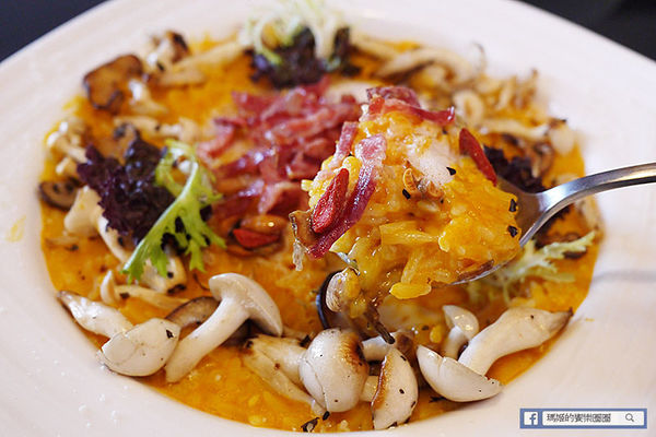 享食光餐酒館：◆新北淡水。捷運淡水站【享食光餐酒館】巨無霸戰斧牛排要你吃不完兜著走！淡水餐酒館。淡大周邊美食。淡江大學美食。平價義麵。燉飯