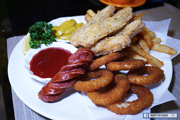 享食光餐酒館：◆新北淡水。捷運淡水站【享食光餐酒館】巨無霸戰斧牛排要你吃不完兜著走！淡水餐酒館。淡大周邊美食。淡江大學美食。平價義麵。燉飯