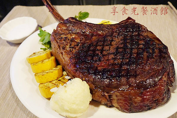 享食光餐酒館：◆新北淡水。捷運淡水站【享食光餐酒館】巨無霸戰斧牛排要你吃不完兜著走！淡水餐酒館。淡大周邊美食。淡江大學美食。平價義麵。燉飯