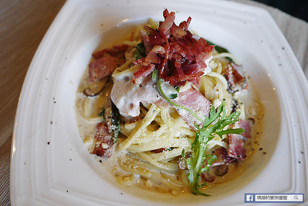 享食光餐酒館：◆新北淡水。捷運淡水站【享食光餐酒館】巨無霸戰斧牛排要你吃不完兜著走！淡水餐酒館。淡大周邊美食。淡江大學美食。平價義麵。燉飯