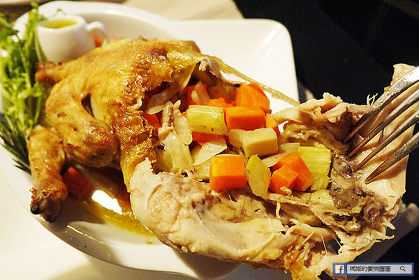 享食光餐酒館：◆新北淡水。捷運淡水站【享食光餐酒館】巨無霸戰斧牛排要你吃不完兜著走！淡水餐酒館。淡大周邊美食。淡江大學美食。平價義麵。燉飯