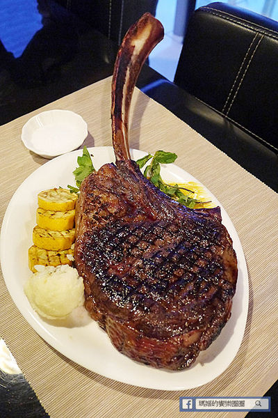 享食光餐酒館：◆新北淡水。捷運淡水站【享食光餐酒館】巨無霸戰斧牛排要你吃不完兜著走！淡水餐酒館。淡大周邊美食。淡江大學美食。平價義麵。燉飯