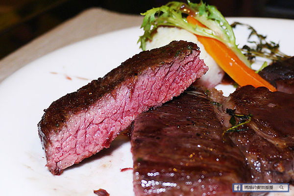 享食光餐酒館：◆新北淡水。捷運淡水站【享食光餐酒館】巨無霸戰斧牛排要你吃不完兜著走！淡水餐酒館。淡大周邊美食。淡江大學美食。平價義麵。燉飯