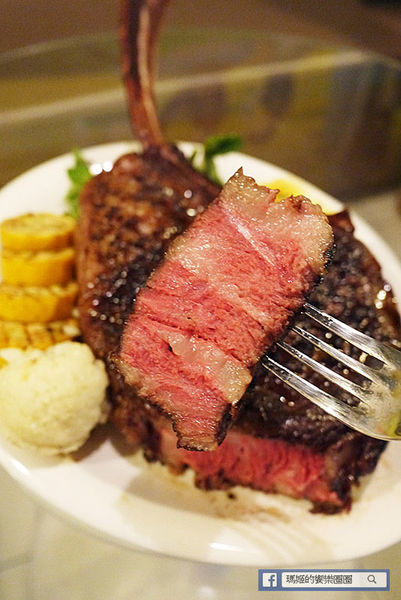 享食光餐酒館：◆新北淡水。捷運淡水站【享食光餐酒館】巨無霸戰斧牛排要你吃不完兜著走！淡水餐酒館。淡大周邊美食。淡江大學美食。平價義麵。燉飯