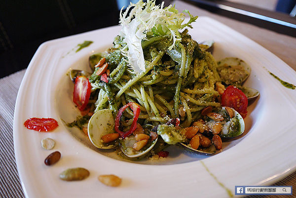 享食光餐酒館：◆新北淡水。捷運淡水站【享食光餐酒館】巨無霸戰斧牛排要你吃不完兜著走！淡水餐酒館。淡大周邊美食。淡江大學美食。平價義麵。燉飯