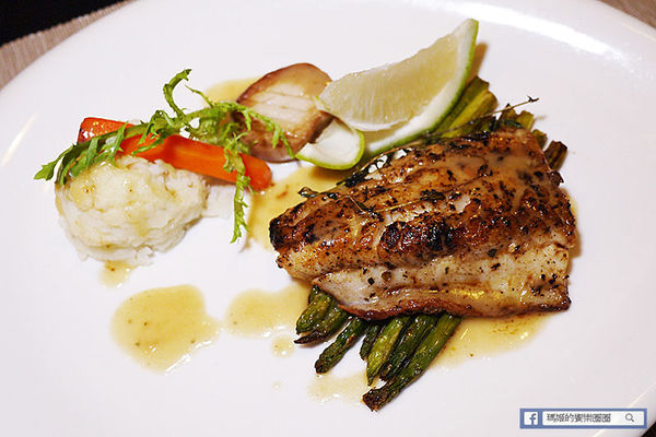 享食光餐酒館：◆新北淡水。捷運淡水站【享食光餐酒館】巨無霸戰斧牛排要你吃不完兜著走！淡水餐酒館。淡大周邊美食。淡江大學美食。平價義麵。燉飯