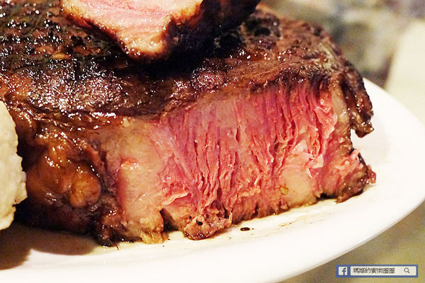 享食光餐酒館：◆新北淡水。捷運淡水站【享食光餐酒館】巨無霸戰斧牛排要你吃不完兜著走！淡水餐酒館。淡大周邊美食。淡江大學美食。平價義麵。燉飯