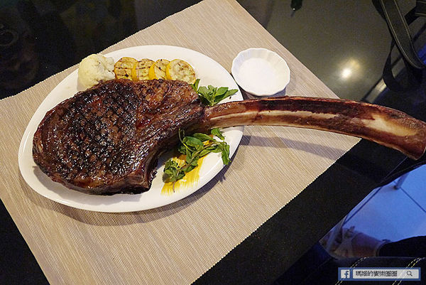 享食光餐酒館：◆新北淡水。捷運淡水站【享食光餐酒館】巨無霸戰斧牛排要你吃不完兜著走！淡水餐酒館。淡大周邊美食。淡江大學美食。平價義麵。燉飯