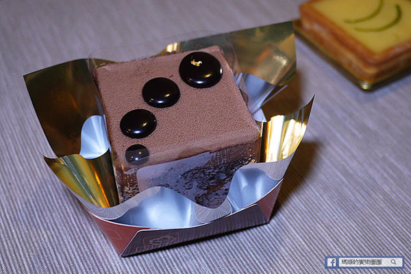 享食光餐酒館：◆新北淡水。捷運淡水站【享食光餐酒館】巨無霸戰斧牛排要你吃不完兜著走！淡水餐酒館。淡大周邊美食。淡江大學美食。平價義麵。燉飯