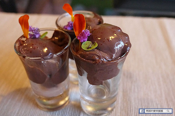 享食光餐酒館：◆新北淡水。捷運淡水站【享食光餐酒館】巨無霸戰斧牛排要你吃不完兜著走！淡水餐酒館。淡大周邊美食。淡江大學美食。平價義麵。燉飯