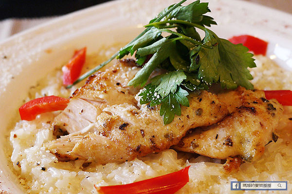 享食光餐酒館：◆新北淡水。捷運淡水站【享食光餐酒館】巨無霸戰斧牛排要你吃不完兜著走！淡水餐酒館。淡大周邊美食。淡江大學美食。平價義麵。燉飯