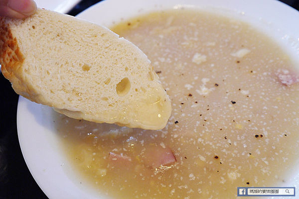 享食光餐酒館：◆新北淡水。捷運淡水站【享食光餐酒館】巨無霸戰斧牛排要你吃不完兜著走！淡水餐酒館。淡大周邊美食。淡江大學美食。平價義麵。燉飯