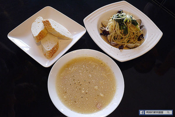 享食光餐酒館：◆新北淡水。捷運淡水站【享食光餐酒館】巨無霸戰斧牛排要你吃不完兜著走！淡水餐酒館。淡大周邊美食。淡江大學美食。平價義麵。燉飯