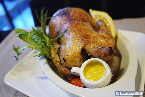 享食光餐酒館：◆新北淡水。捷運淡水站【享食光餐酒館】巨無霸戰斧牛排要你吃不完兜著走！淡水餐酒館。淡大周邊美食。淡江大學美食。平價義麵。燉飯