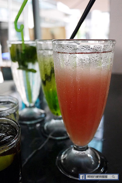 享食光餐酒館：◆新北淡水。捷運淡水站【享食光餐酒館】巨無霸戰斧牛排要你吃不完兜著走！淡水餐酒館。淡大周邊美食。淡江大學美食。平價義麵。燉飯