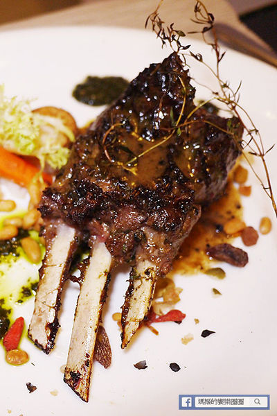 享食光餐酒館：◆新北淡水。捷運淡水站【享食光餐酒館】巨無霸戰斧牛排要你吃不完兜著走！淡水餐酒館。淡大周邊美食。淡江大學美食。平價義麵。燉飯