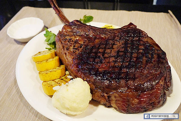 享食光餐酒館：◆新北淡水。捷運淡水站【享食光餐酒館】巨無霸戰斧牛排要你吃不完兜著走！淡水餐酒館。淡大周邊美食。淡江大學美食。平價義麵。燉飯