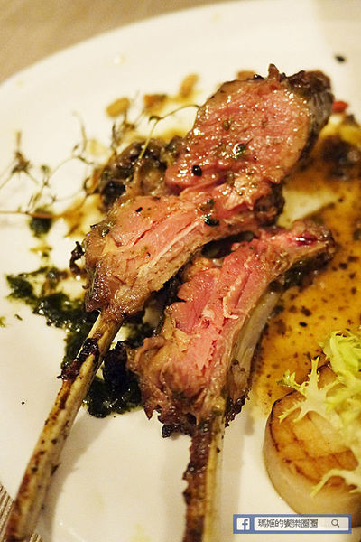 享食光餐酒館：◆新北淡水。捷運淡水站【享食光餐酒館】巨無霸戰斧牛排要你吃不完兜著走！淡水餐酒館。淡大周邊美食。淡江大學美食。平價義麵。燉飯