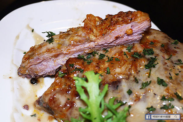 享食光餐酒館：◆新北淡水。捷運淡水站【享食光餐酒館】巨無霸戰斧牛排要你吃不完兜著走！淡水餐酒館。淡大周邊美食。淡江大學美食。平價義麵。燉飯