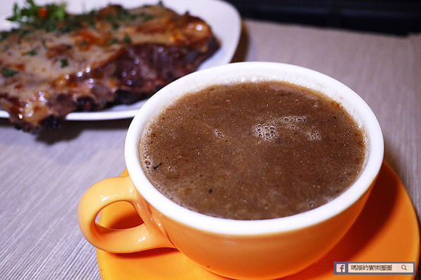 享食光餐酒館：◆新北淡水。捷運淡水站【享食光餐酒館】巨無霸戰斧牛排要你吃不完兜著走！淡水餐酒館。淡大周邊美食。淡江大學美食。平價義麵。燉飯